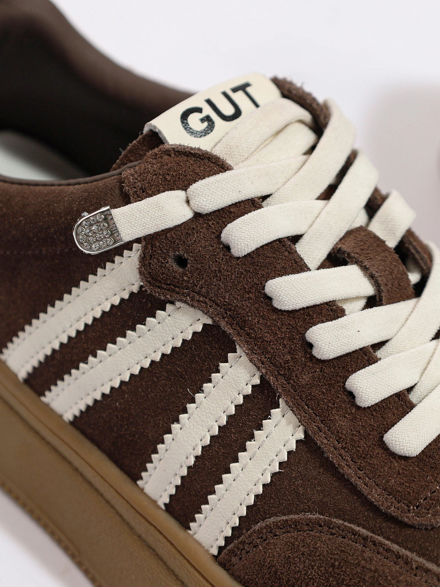 Кеды темно-коричневого цвета из натуральной замши на средней платформе